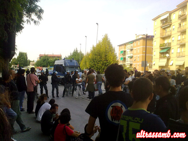 Ultras Samb in sit-in all’ingresso dello stadio Helvia Recina di Macerata